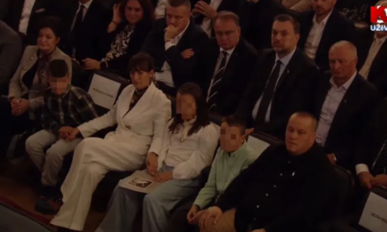 SUPRUGA HALIDA BEŠLIĆA NIJE DOŠLA NA KOMEMORACIJU: Tužan prizor – na Sejdinom mestu stajalo je ovo (FOTO)