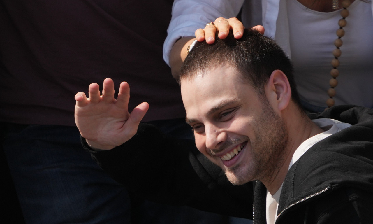 PRVA PORUKA ALONA OHELA Oslobođeni državljanin Srbije rekao da je pesma njegova snaga (FOTO)