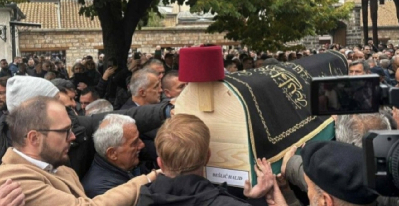 DA SRCE PREPUKNE OD TUGE! Građani nose kovčeg sa telom Halida Bešlića (FOTO)