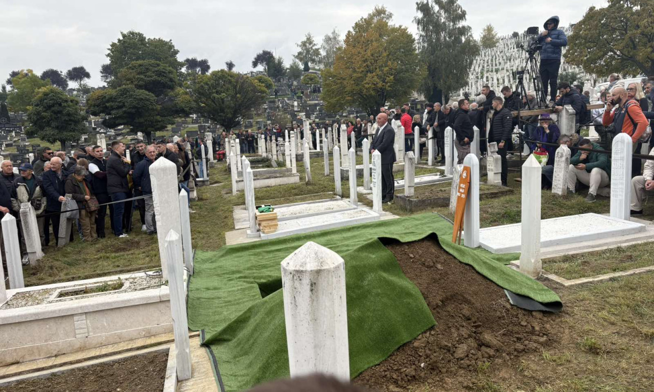 OVO JE GROB GDE ĆE POČIVATI HALID BEŠLIĆ Ljiljani, zeleni tepih i hiljade poštovalaca (VIDEO)
