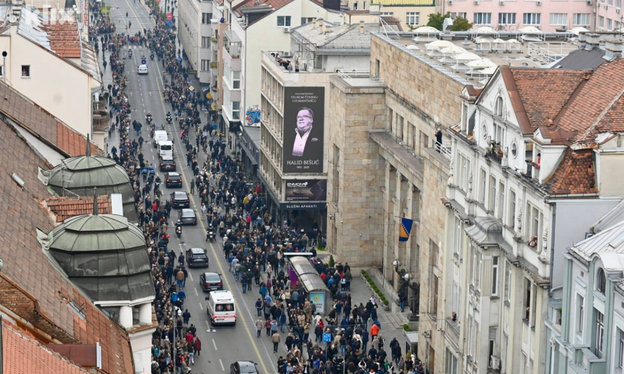 POTRESNE SCENE NA ULICAMA SARAJEVA: Građani Halidu Bešliću posipaju cveće na putu do groblja (FOTO)