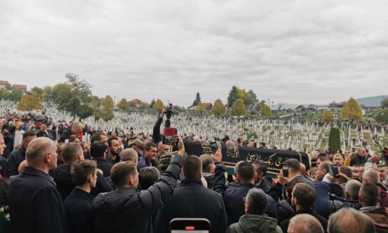SAHRANJEN HALID BEŠLIĆ "Romanija" odzvanjala grobljem dok su pevača spuštali u grob (FOTO+VIDEO)