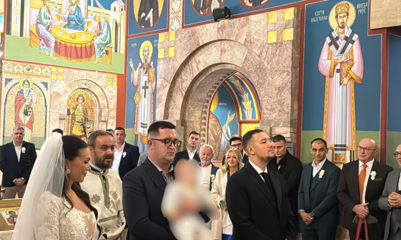 OŽENIO SE UROŠ ŽIVKOVIĆ Mlada blistala u venčanici, u centru veličanstvenog venčanja njihov sin (FOTO+VIDEO)