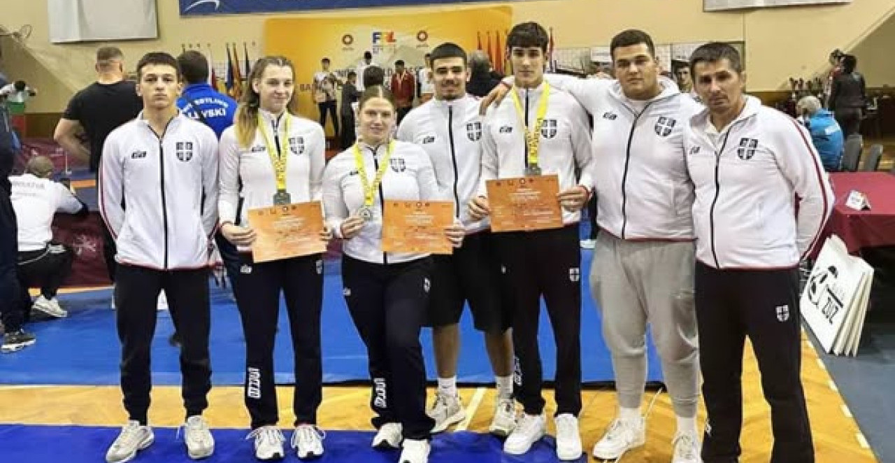 SRBIJA BLISTALA NA BALKANIJADI U RUMUNIJI Mladi rvači osvojili devet medalja (FOTO)
