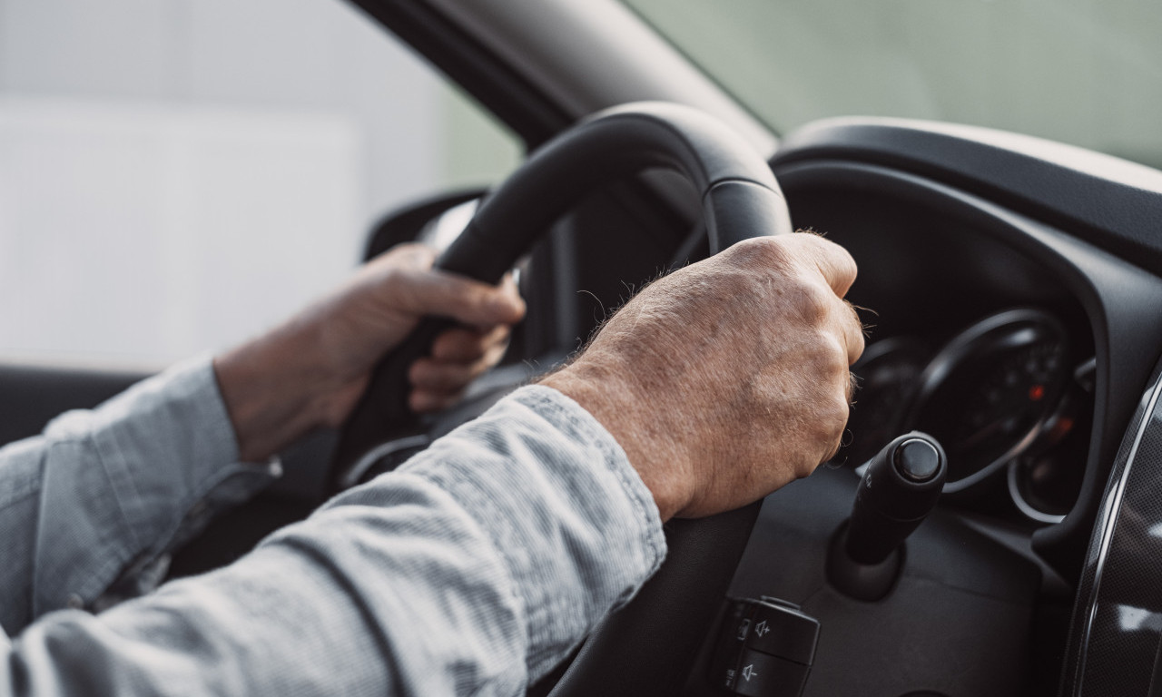 LJUBAV GA NATERALA ZA VOLAN: Mile u 76. godini upisao auto-školu i postao vozač (VIDEO)