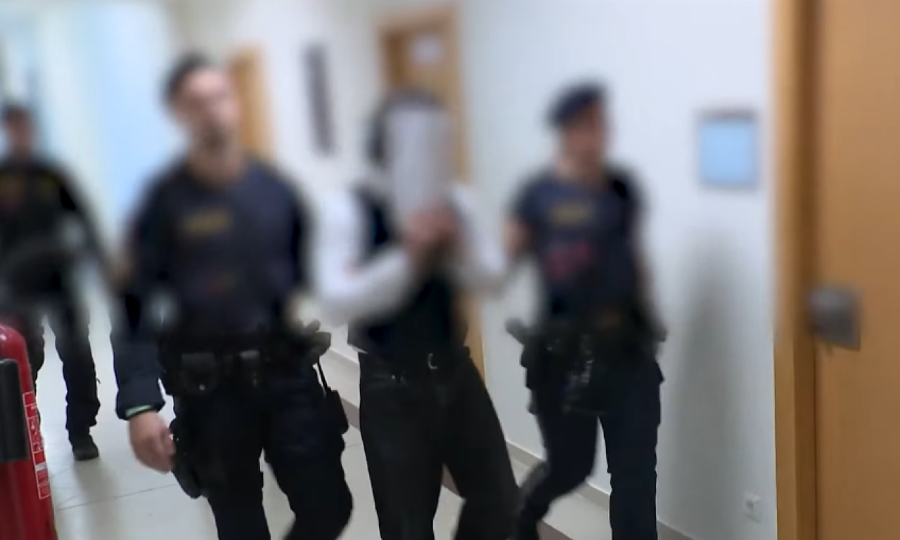 HOROR! ĐACI SILOVALI NASTAVNICU Ucenjivali je snimcima, a tek kada čujete kako je sve počelo... (VIDEO)