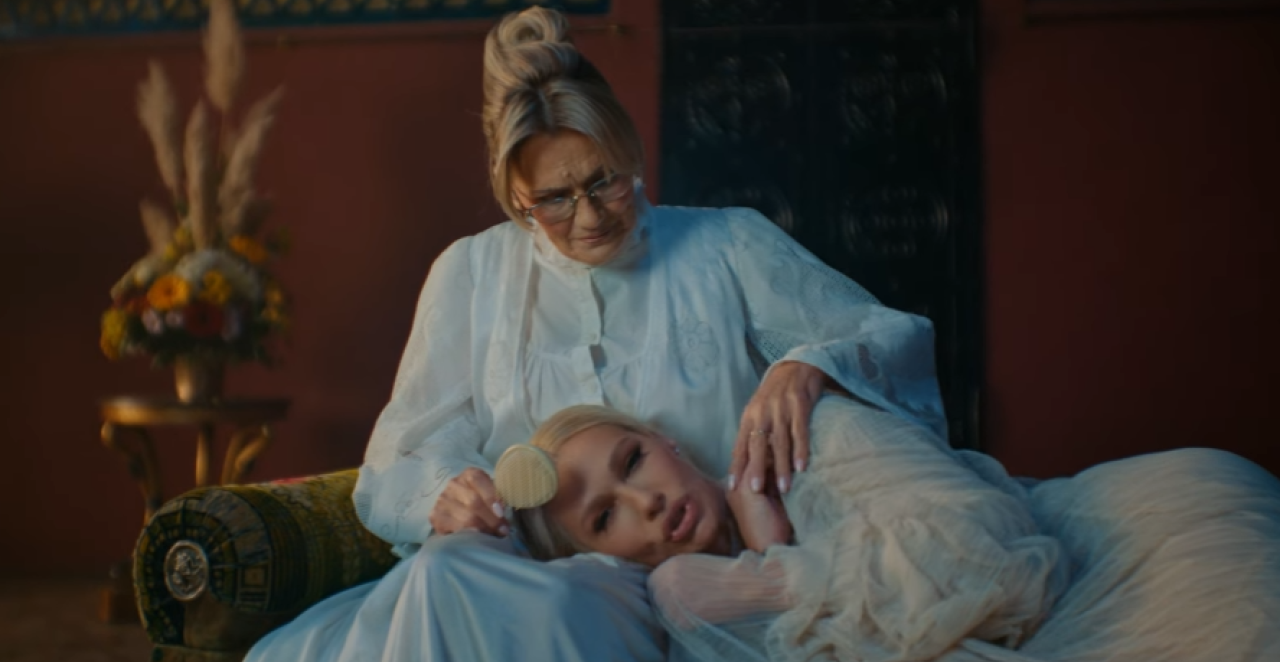 KO JE MAJKA NATAŠE BEKVALAC? Mira se pojavila u spotu, a evo šta je bez dlake na jeziku otkrila o ćerki!