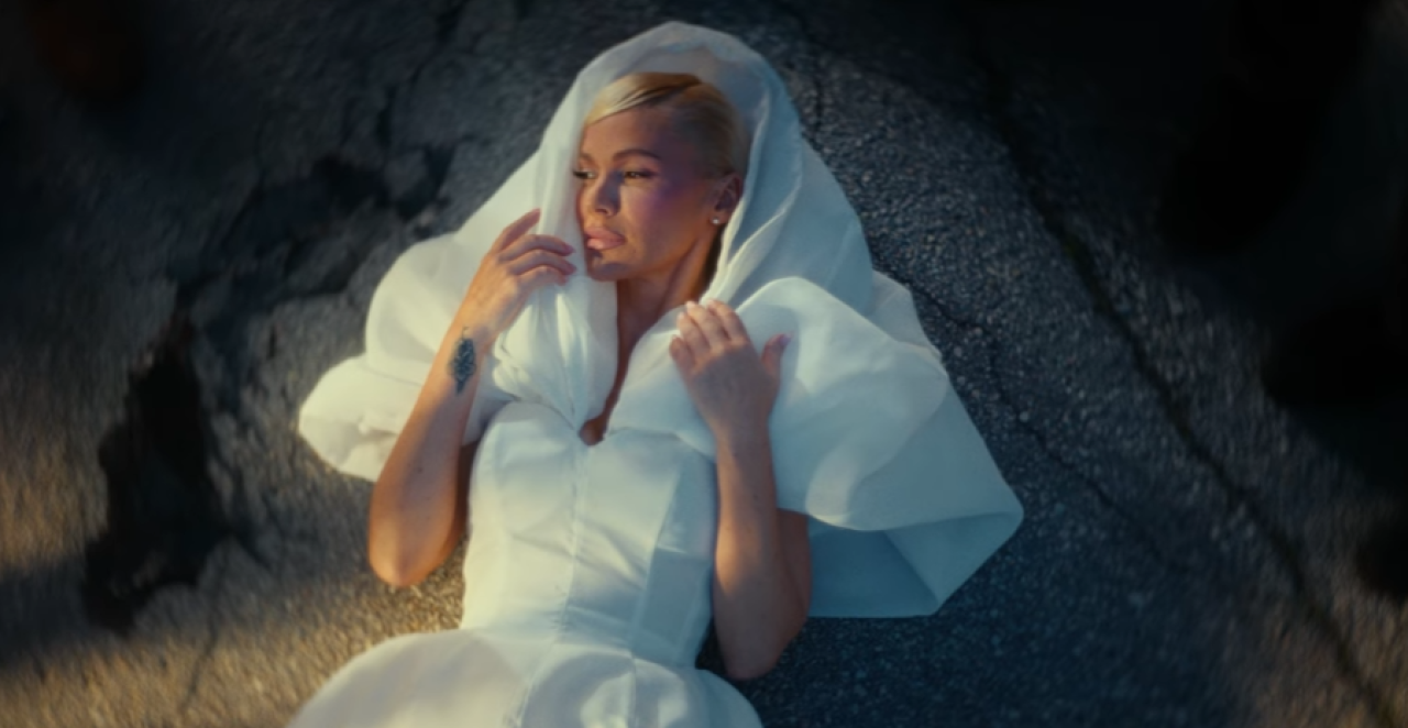 NATAŠA BEKVALAC PREDSTAVILA ALBUM "MAMA" Pogledajte spot sa majkom i poslušajte sve pesme s novog albuma (VIDEO)
