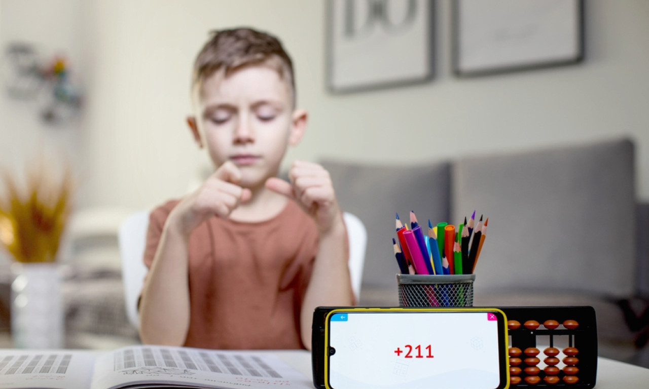 SRBIJA IMA GENIJA U RAČUNANJU! Na takmičenju u Nemačkoj Andrej (13) osvojio zlatnu medalju (VIDEO)
