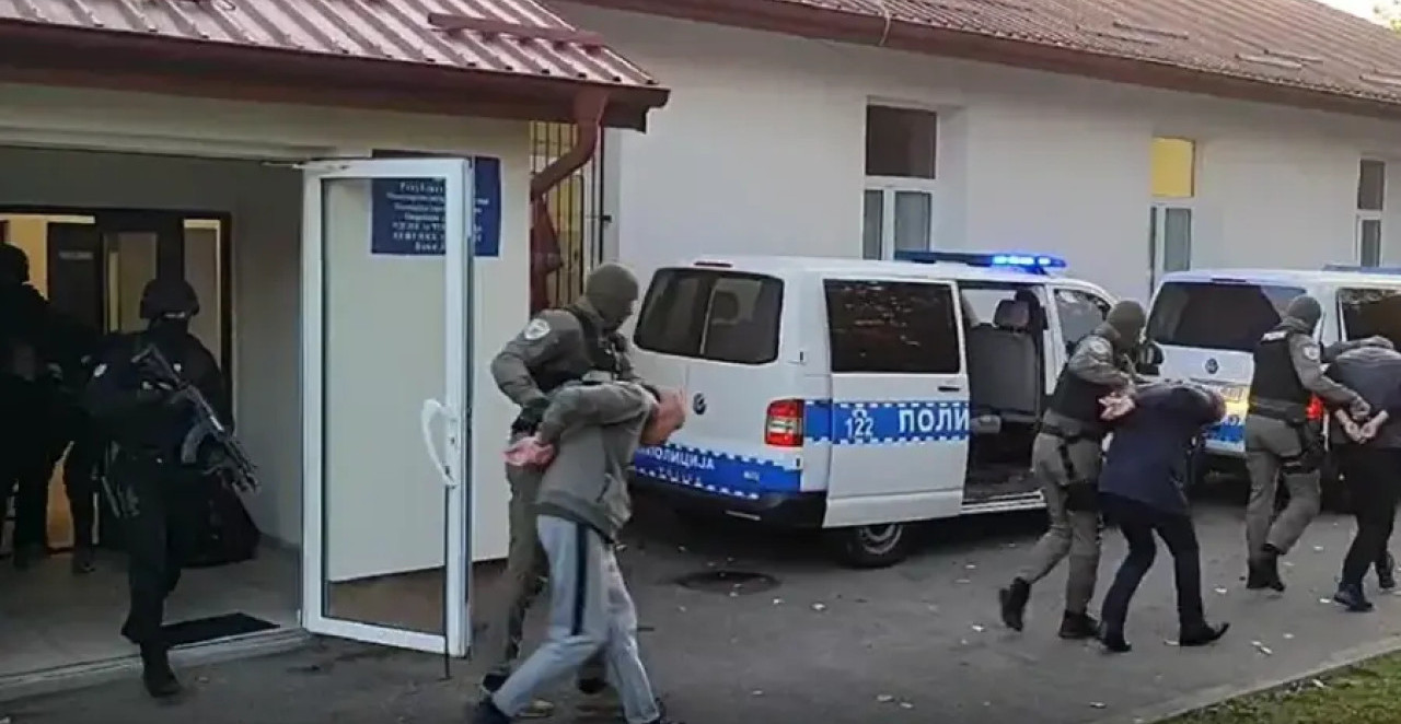 VELIKA AKCIJA "PETLJA"! UHAPŠENI DELIĆ I ZELJKOVIĆ Ovako su žandarmi naoružani do zuba upali na lokaciju (VIDEO)