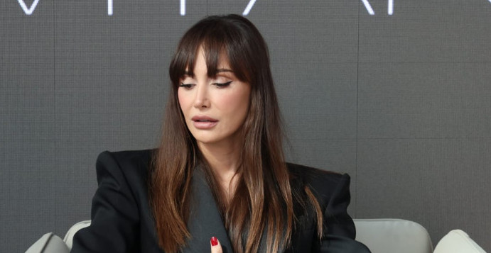 PAPARAZZO K1INFO ULOVIO EMINU JAHOVIĆ: Potpuno promenila imidž - nosi luksuzno odelo i vozi besna kola! (FOTO)