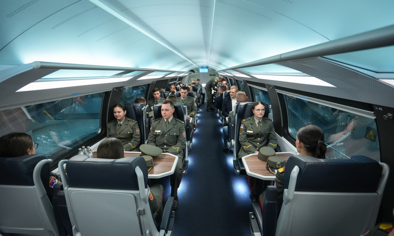 VOJSKA U VOZU Ovako su Gašić i kadeti Vojne akademije putovali "Sokolom" do Subotice! (VIDEO)