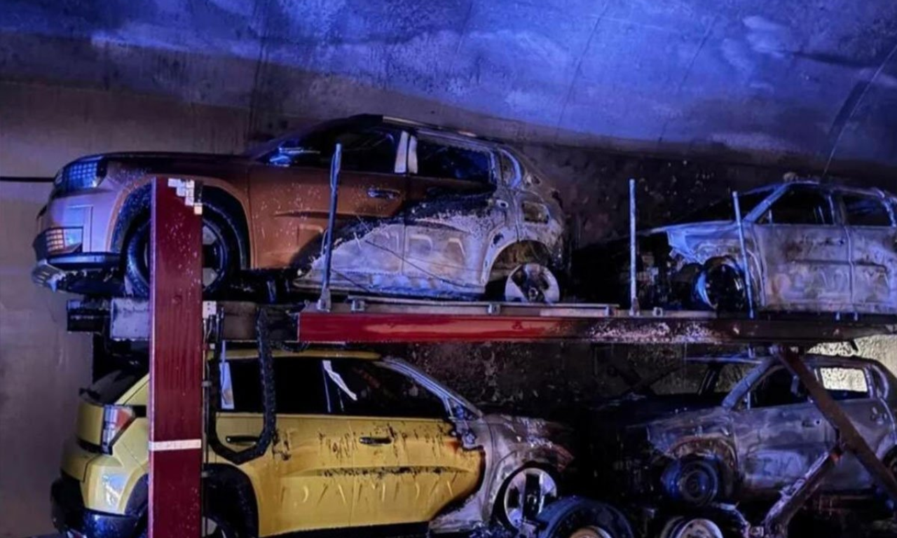 GORELO TERETNO VOZILO KOJE JE PREVOZILO ELEKTRIČNE AUTOMOBILE U KOMŠILUK: Izbegnuta veća šteta u tunelu Vežešnik (FOTO)