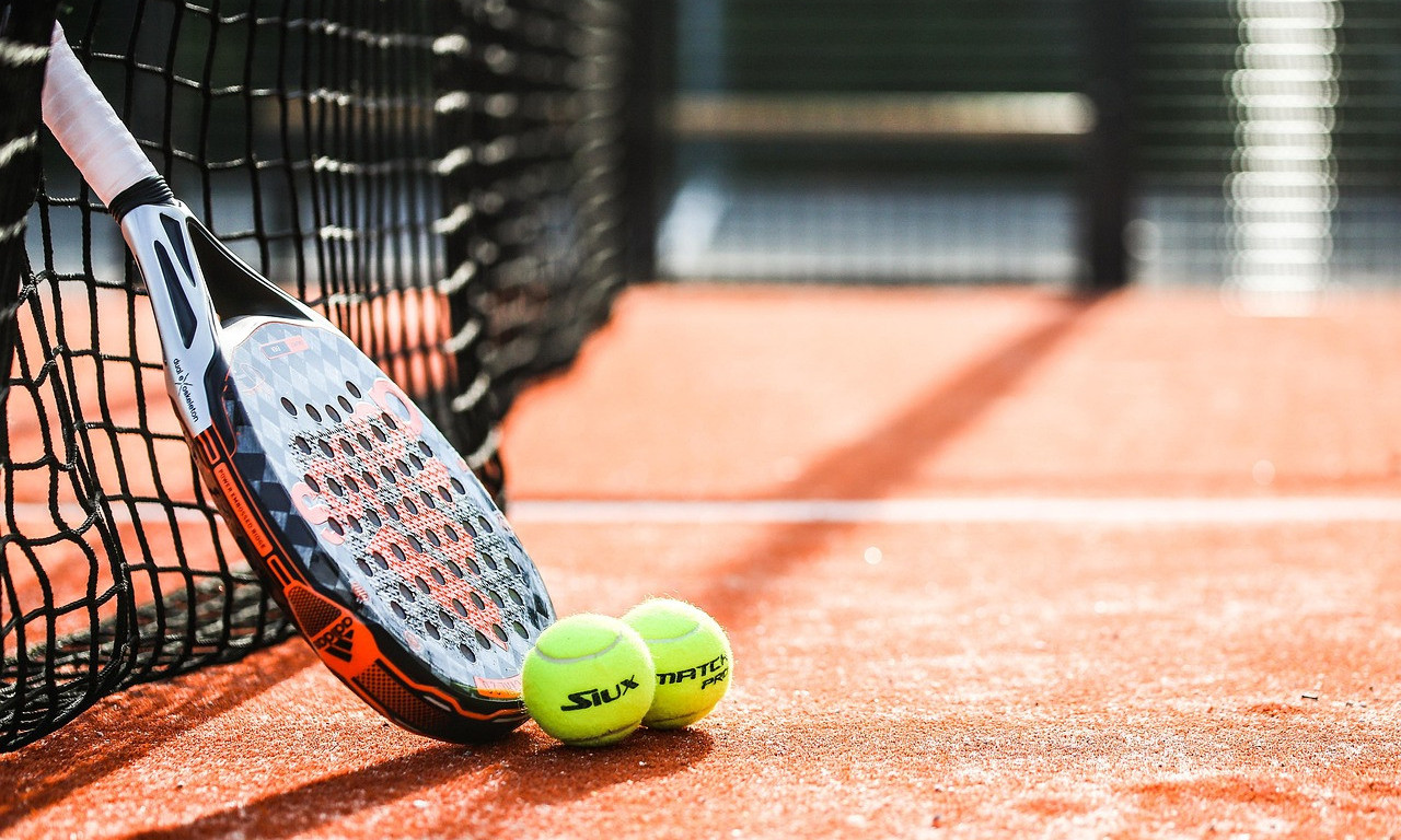 KAKO JE PADEL POSTAO NOVI TINDER: Sport koji je zaludeo Srbe ruši aplikacije za dejtovanje (FOTO)