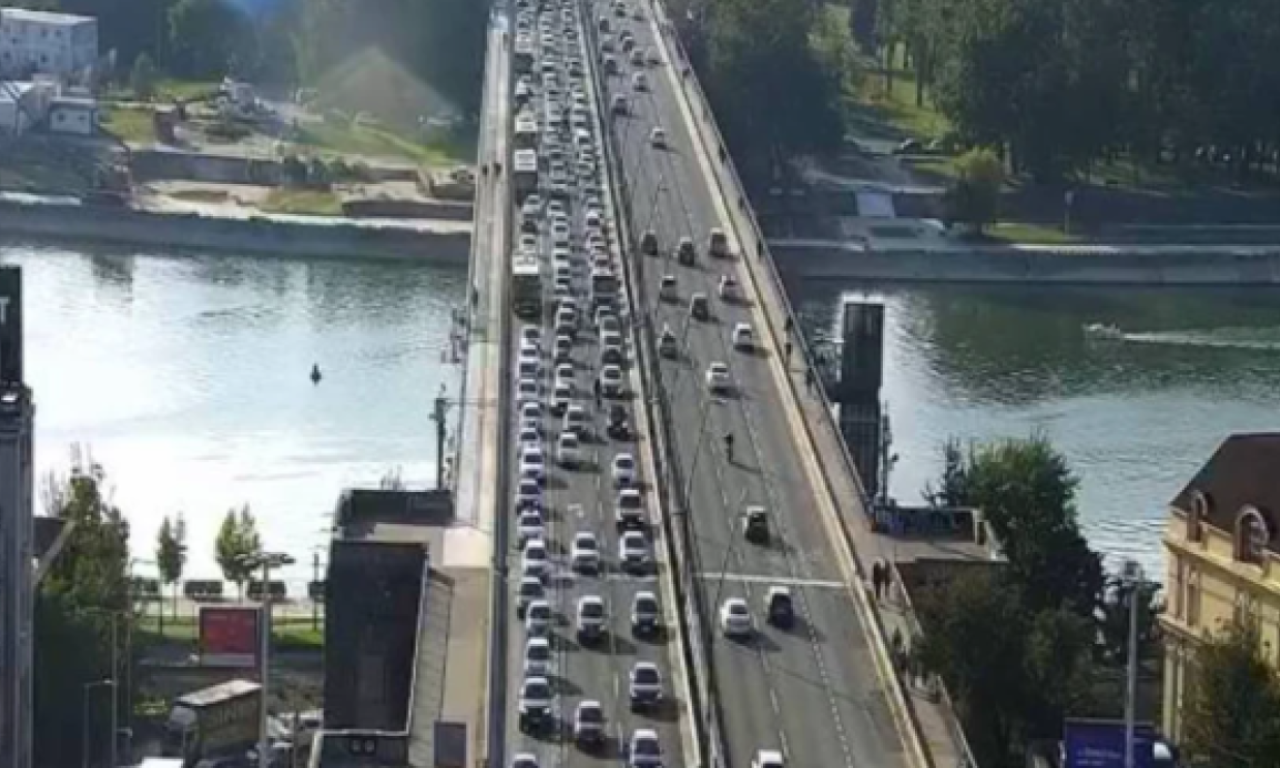 POPODNEVNI ŠPIC U CENTRU PRESTONICE Na Gazeli kolona vozila, evo koje delove grada treba izbegavati (FOTO)