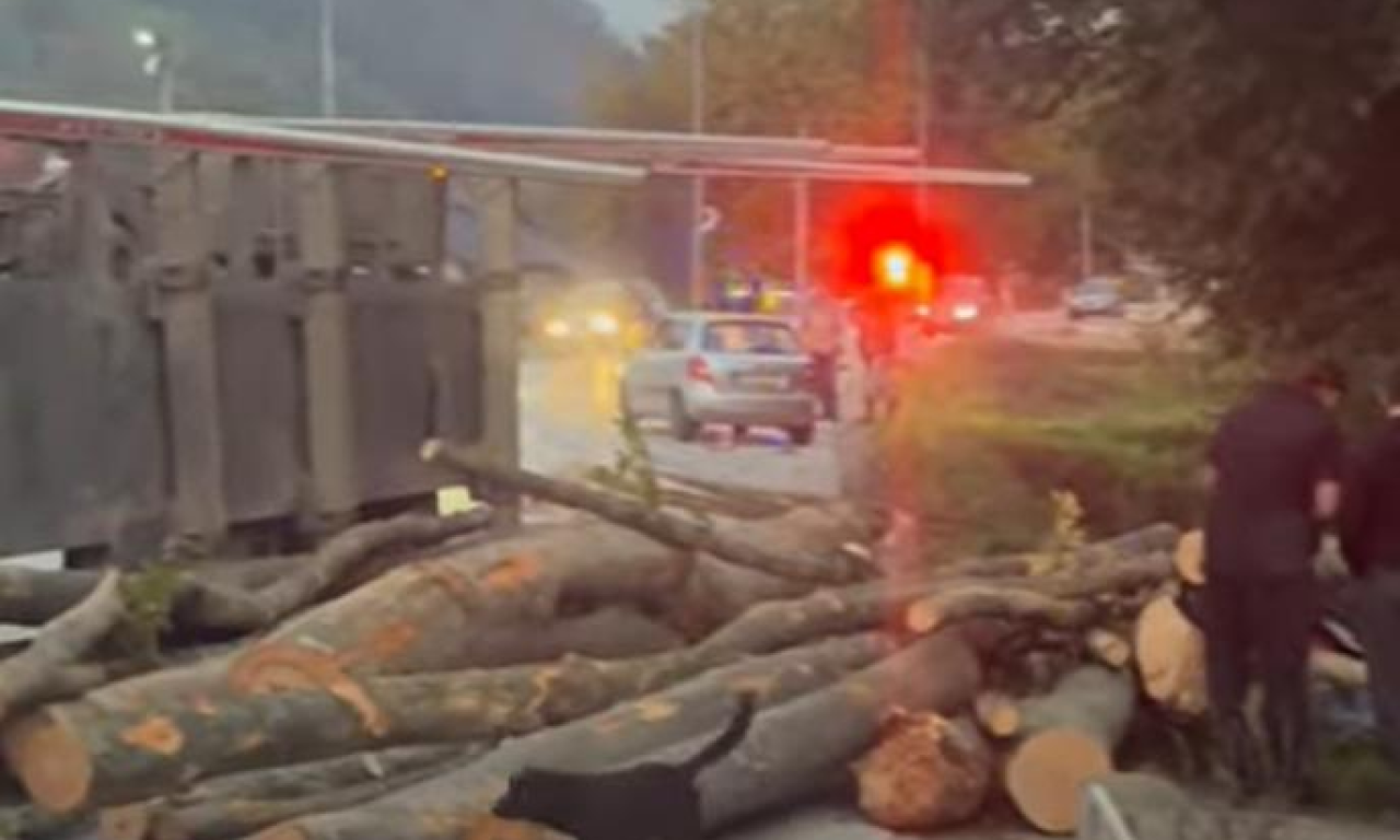 POZNATO KAKO JE DOŠLO DO SAOBRAĆAJKE KOD IVANJICE! Vozač izgubio kontrolu, trupci su bukvalno SMRSKALI vozila (FOTO)