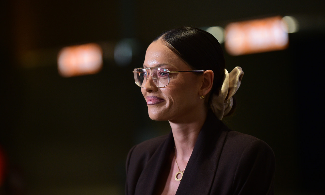 MIRKA VASILJEVIĆ NE HAJE ZA UCENE Pogledajte šta glumica radi u jeku najveće krize u braku! (FOTO)