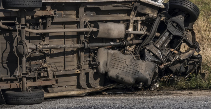POGLEDAJTE KAKO JE IZGLEDALO IZVLAČENJE AUTOBUSA IZ SREMSKE MITROVICE Sleteo u kanal, troje ljudi poginulo (FOTO/VIDEO)