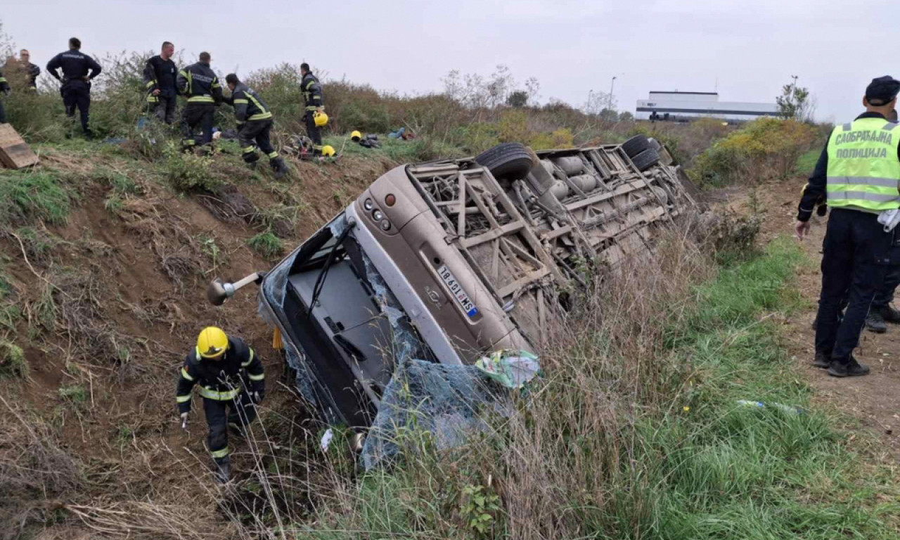 POTVRĐENO DA SU DVA LICA NASTRADALA U SAOBRAĆAJNOJ NESREĆI KOD SREMSKE MITROVICE Ne zna se razlog prevrtanja autobusa