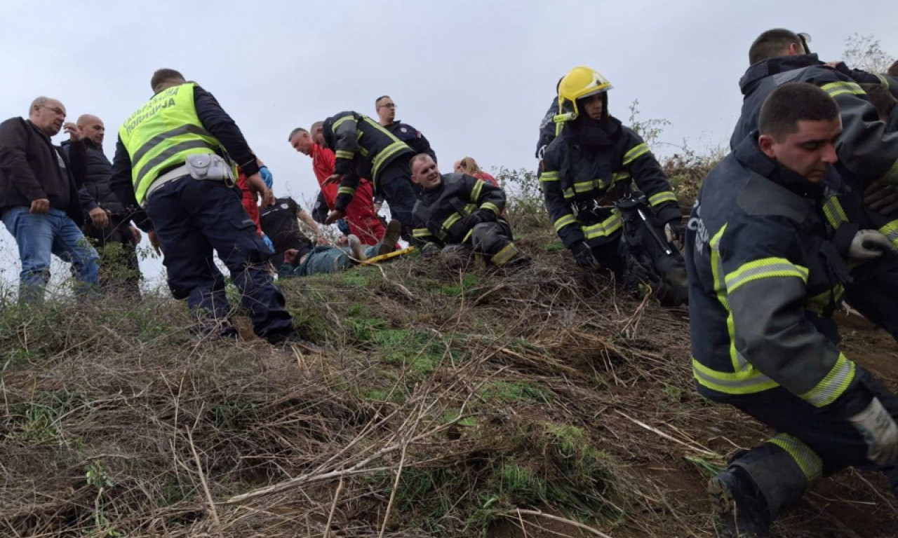 POGLEDAJTE KAKO IZGLEDA AUTOBUS KOJI JE DANAS SLETEO KOD SREMSKE MITROVICE: Vraćao radnike sa posla kada se prevrnuo (FOTO)