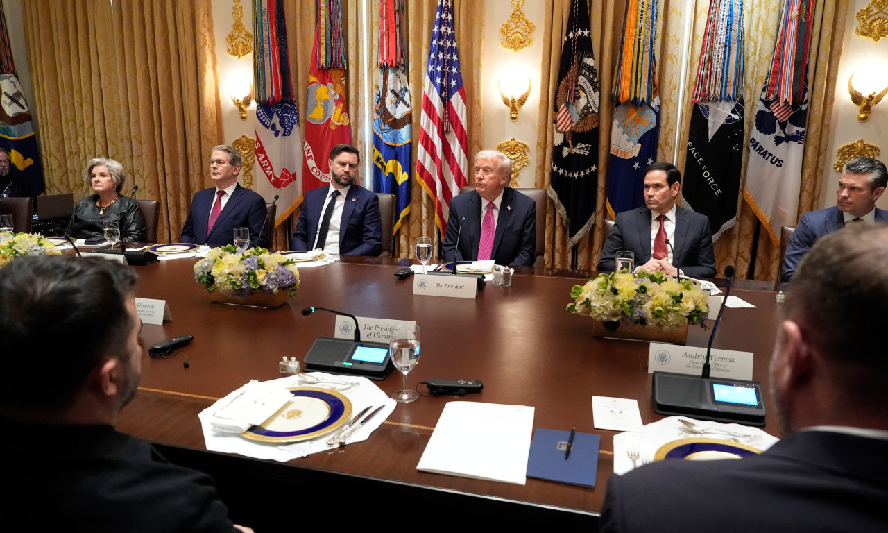 NAMERNA PROVOKACIJA? Trampov ministar odbrane nosio kravatu u bojama ruske zastave na sastanku sa Zelenskim (FOTO/VIDEO)