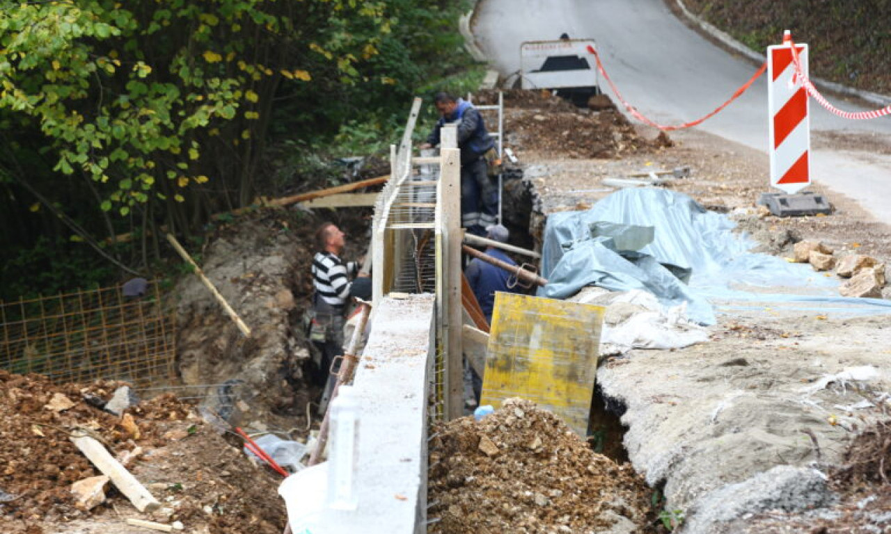 KRITIČNO U OVIM SRPSKIM SELIMA Pokrenulo se klizište na putu, ekipe hitno upućene na teren (FOTO)