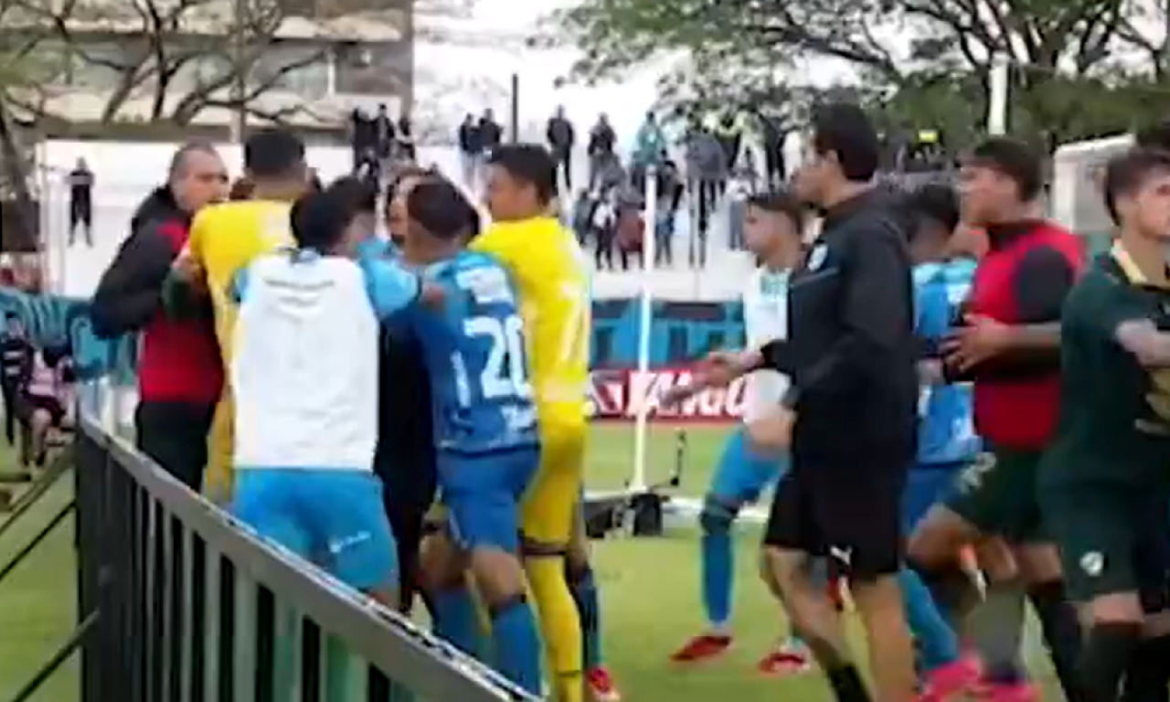 BRUTALNA MAKLJAŽA FUDBALERA USRED UTAKMICE Tukli se pesnicama, šutirali - pogledajte jezive scene (VIDEO)