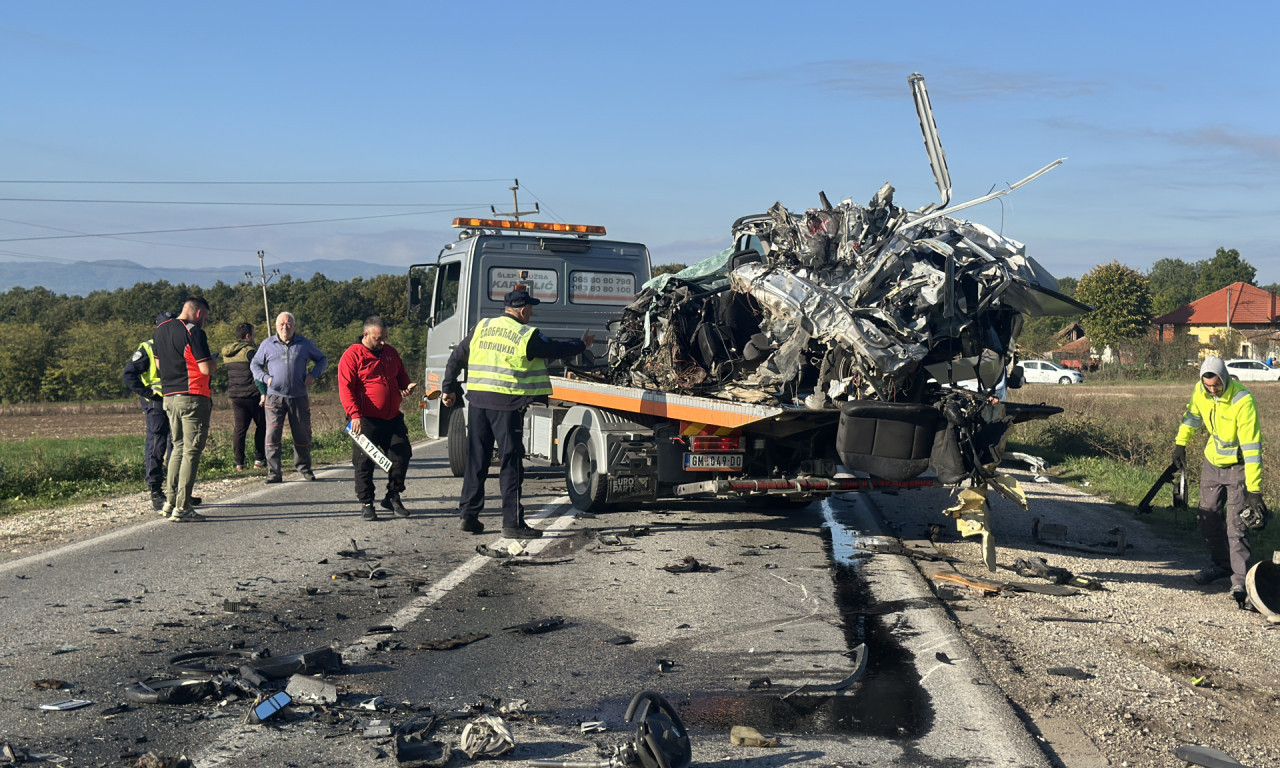 OVO JE UZROK NESREĆE KOD BRESNICE Potpuno smrskan automobil, autobus slupan u kanalu - prizor ledi krv (FOTO+VIDEO)