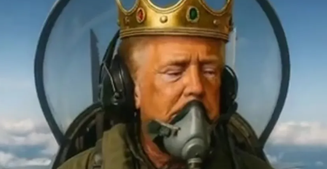 TRAMP STAVIO KRUNU NA GLAVU, PA ISPUSTIO BRAON TEČNOST NA DEMONSTRANTE Ovako je odgovorio na proteste (VIDEO)