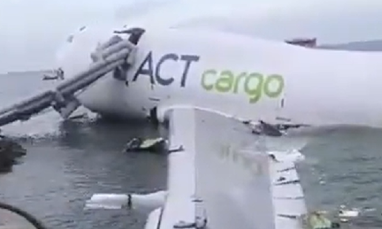 SRUŠIO SE BOING 747 PRI SLETANJU, IMA MRTVIH Snimak sa lica mesta ledi krv u žilama (VIDEO)