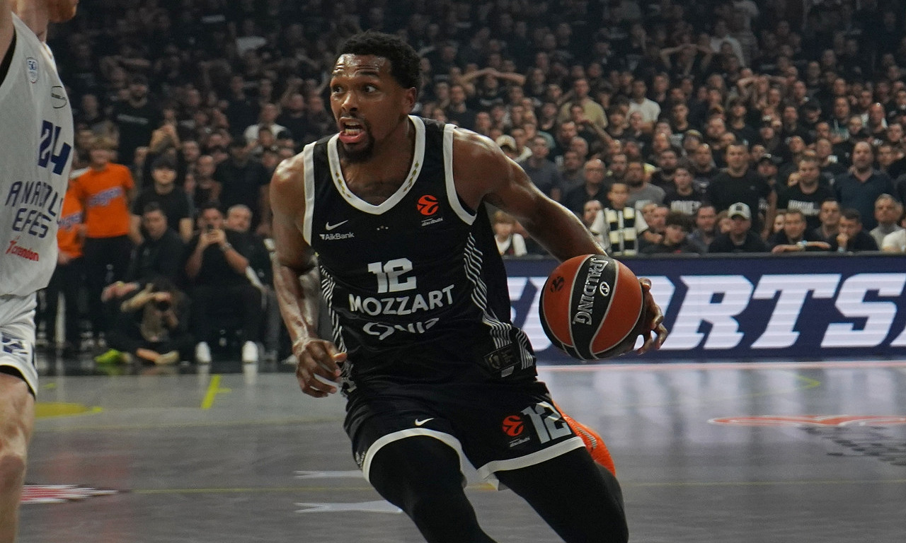 POLUVREME U SOFIJI! Partizan u minimalnom zaostaku!