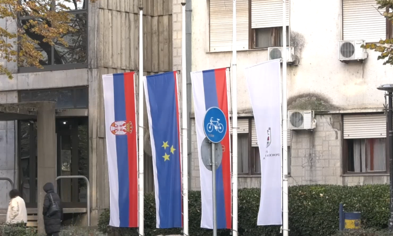 SABLASNE SCENE U SREMSKOJ MITROVICI Crne zastave, suze i tišina - ceo grad oplakuje žrtve tragične nesreće (FOTO+VIDEO)