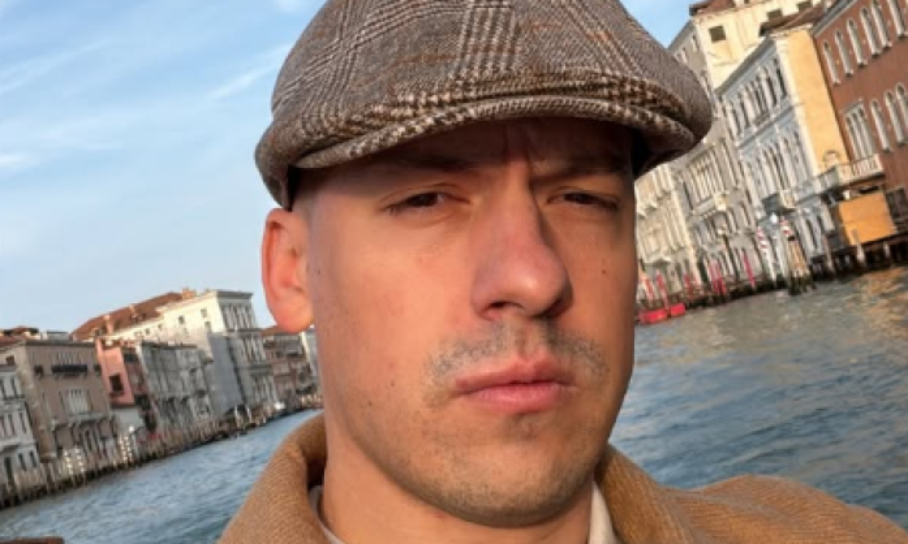 PAO PRVI JAVNI POLJUBAC! Baka Prase objavio devojku koju više ne krije, a njena zarada šokirala Srbiju!