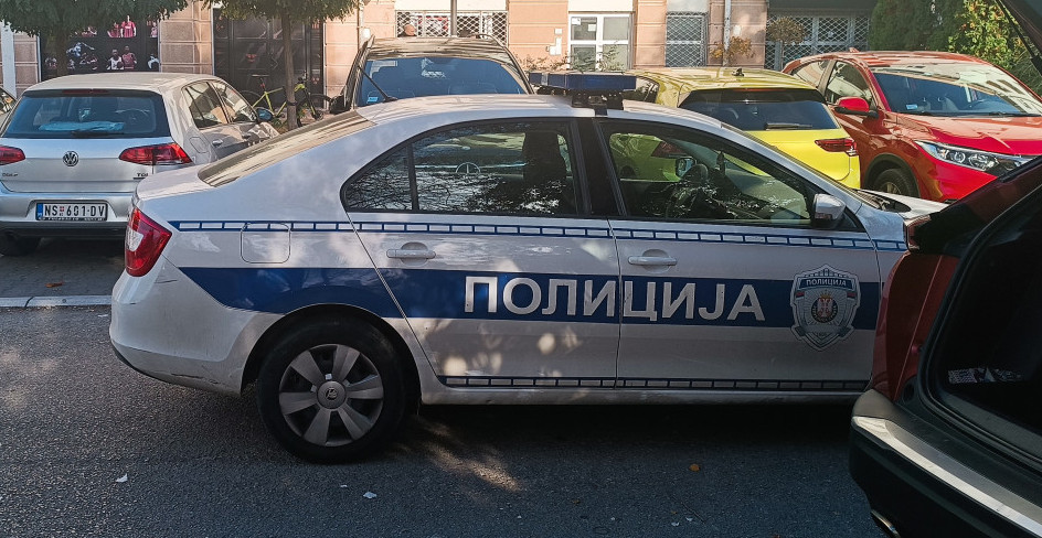 PRVE SLIKE SA MESTA UBADANJA TAKSISTE U NOVOM SADU Policija na nogama, krenula potraga za napadačem (FOTO)