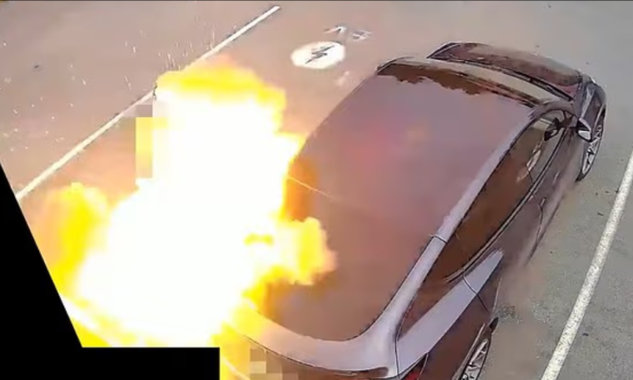 JEZIV SNIMAK EKSPLOZIJE "TESLA" AUTOMOBILA Vozač odleteo u vazduh čim je priključio vozilo da se puni (VIDEO)