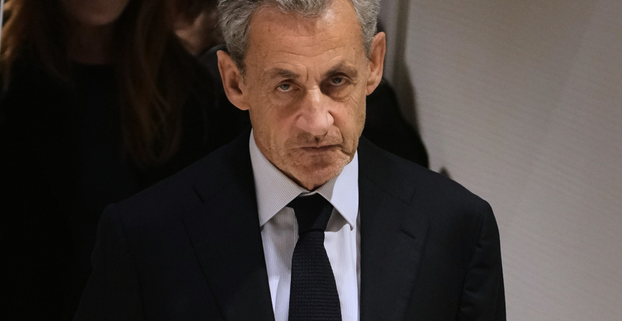 NIKOLA SARKOZI PONEO KNJIGU "GROF MONTE KRISTO" U ZATVOR Da li najavljuje bekstvo, osvetu – ili novi početak?