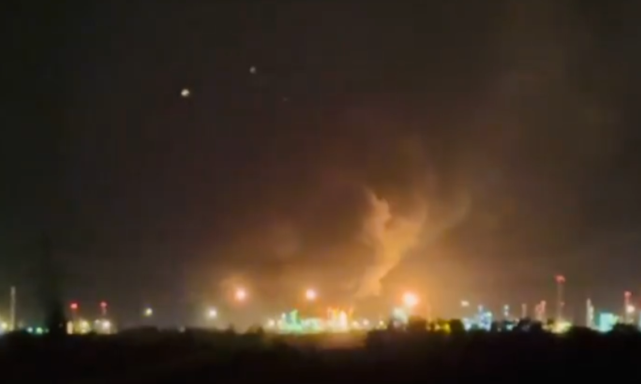 JEZIVI SNIMCI OBILAZE SVET! U razmaku od 24 sata u srpskom komšiluku planule rafinerije MOL-a i Lukoila! (VIDEO)