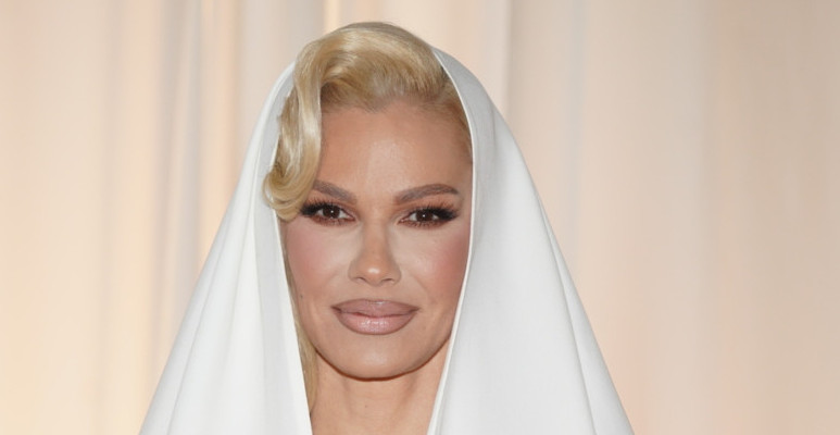 NATAŠA BEKVALAC KAO "SVEŠTENICA" U BELOM: Šok stajling i luksuzna dekoracija na promociji albuma (FOTO+VIDEO)