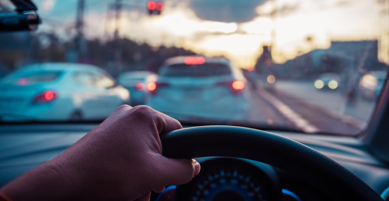 DA LI ZNATE?! Evo šta će se dogoditi s motorom automobila ako u vožnji ostanete bez goriva