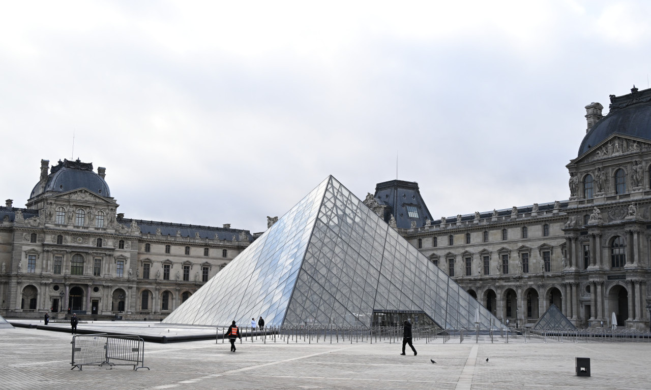 UHAPŠEN I TREĆI OSUMNJIČENI ZA PLJAČKU LUVRA Ukraden nakit iz Napoleonove kolekcije, šteta 88 miliona evra!