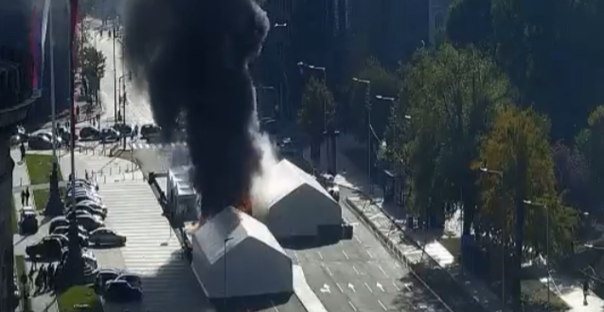 GORE ŠATORI ISPRED SKUPŠTINE Jeziv požar kod Pionirskog parka! (FOTO+VIDEO)