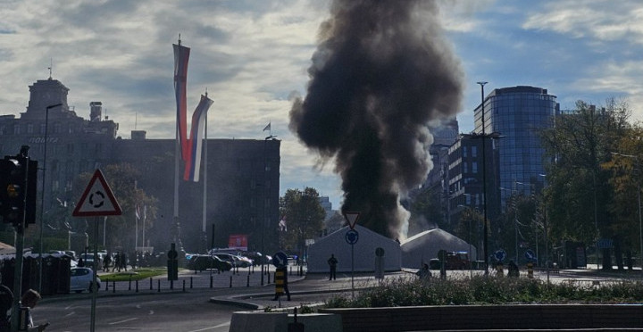 GORE ŠATORI ISPRED SKUPŠTINE Jeziv požar kod Pionirskog parka! (FOTO+VIDEO)