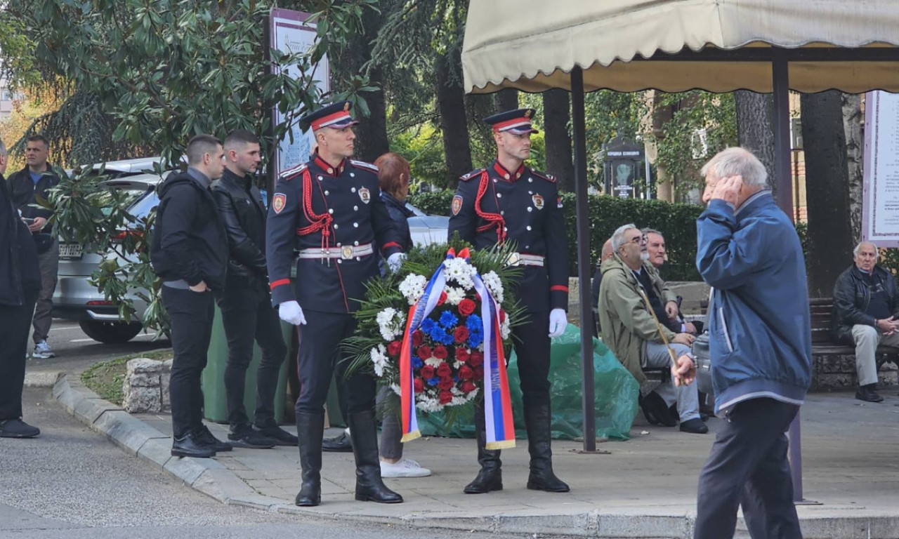 SAHRANA NEBOJŠE PAVKOVIĆA Reka ljudi stiže na groblje, Srbija ispraća generala na večni počinak (FOTO+VIDEO)