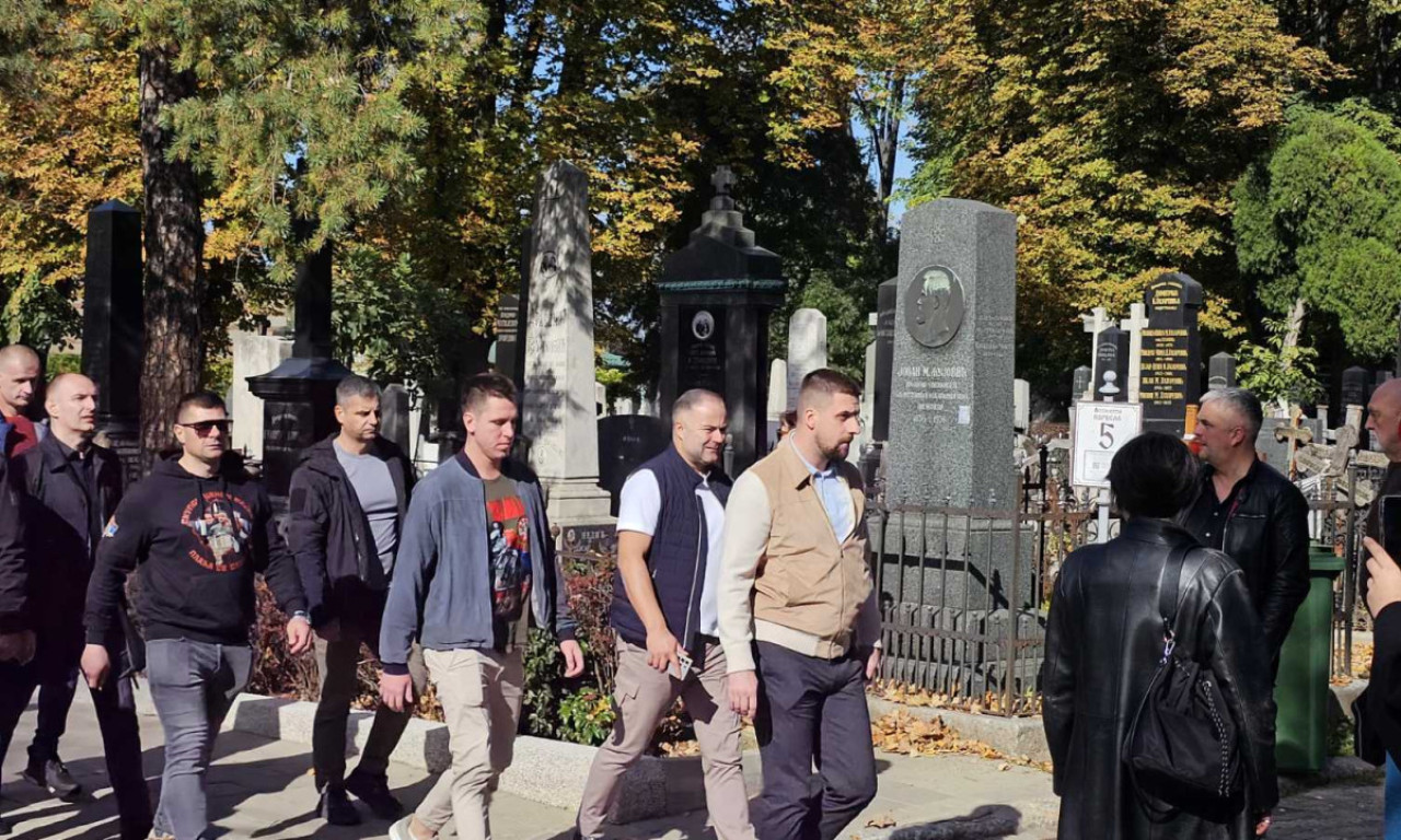 DANILO VUČIĆ STIGAO NA SAHRANU GENERALA PAVKOVIĆA! Sin predsednika odao poštu ratnom komandantu (FOTO)