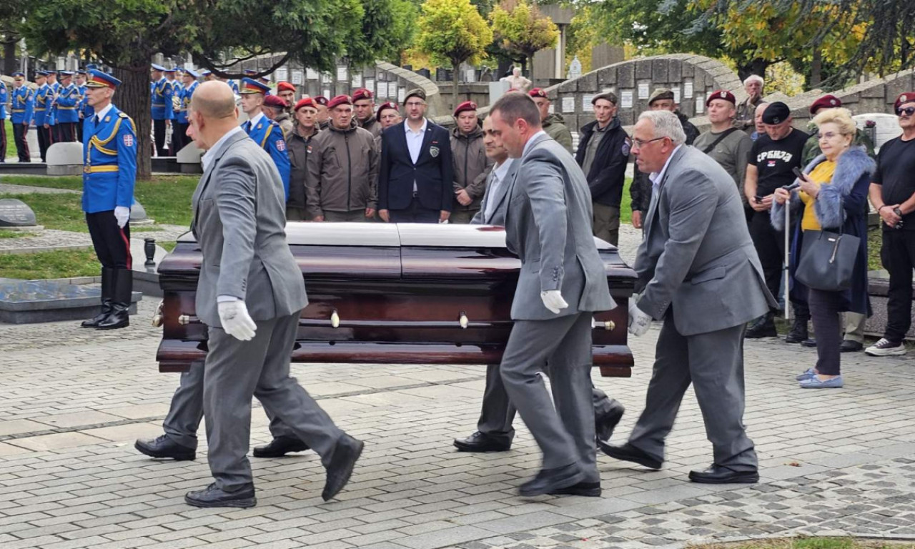 SAHRANA NEBOJŠE PAVKOVIĆA Izneli kovčeg i položili zastavu, porodica i prijatelji u suzama (FOTO+VIDEO)