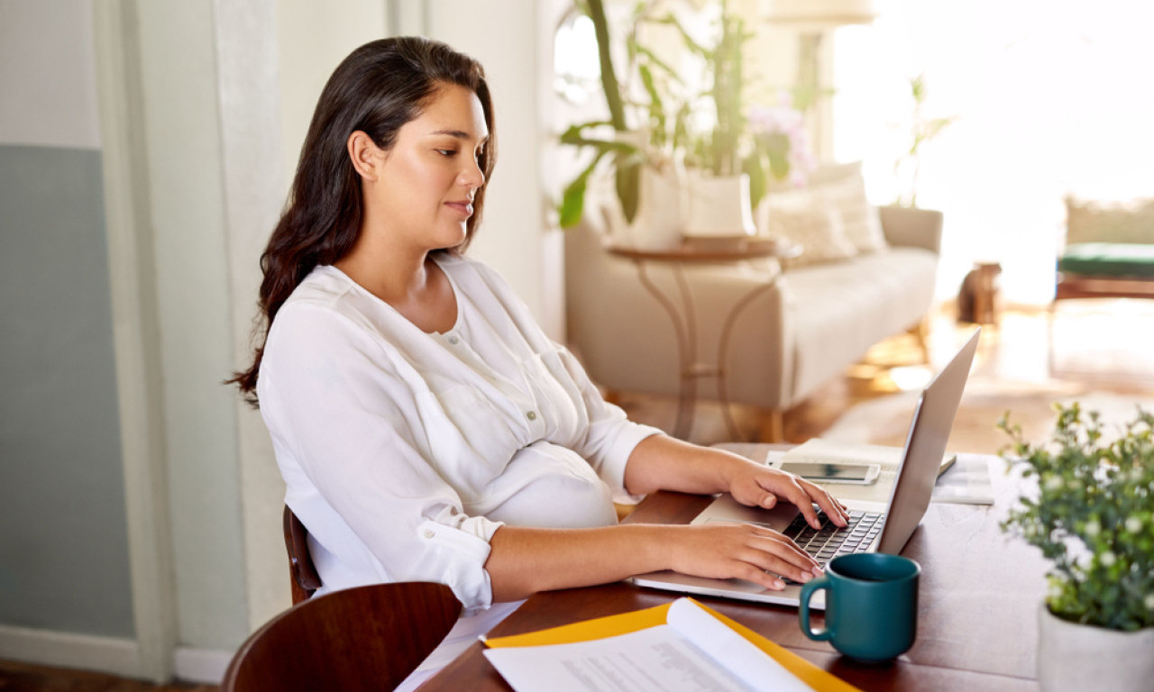 PORODILJSKO ODSUSTVO U SRBIJI: Prava, naknade i novi zakon – šta stvarno treba da znaš