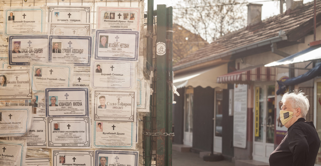 ŠABAC OBLEPLJEN LAŽNIM UMRLICAMA "Sahranjuju" živu direktorku, a detalji sa čitulje su jezivi (FOTO)