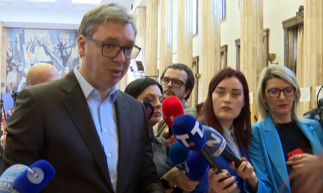 VUČIĆ SA ŽENAMA PREDUZETNICAMA SA SELA Probao ljuti ajvar, kolače i otkrio kakve palačinke voli od malih nogu (VIDEO)