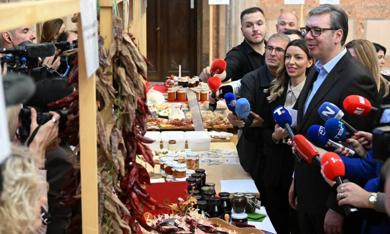 VUČIĆ SA ŽENAMA PREDUZETNICAMA SA SELA Probao ljuti ajvar, kolače i otkrio kakve palačinke voli od malih nogu (VIDEO)