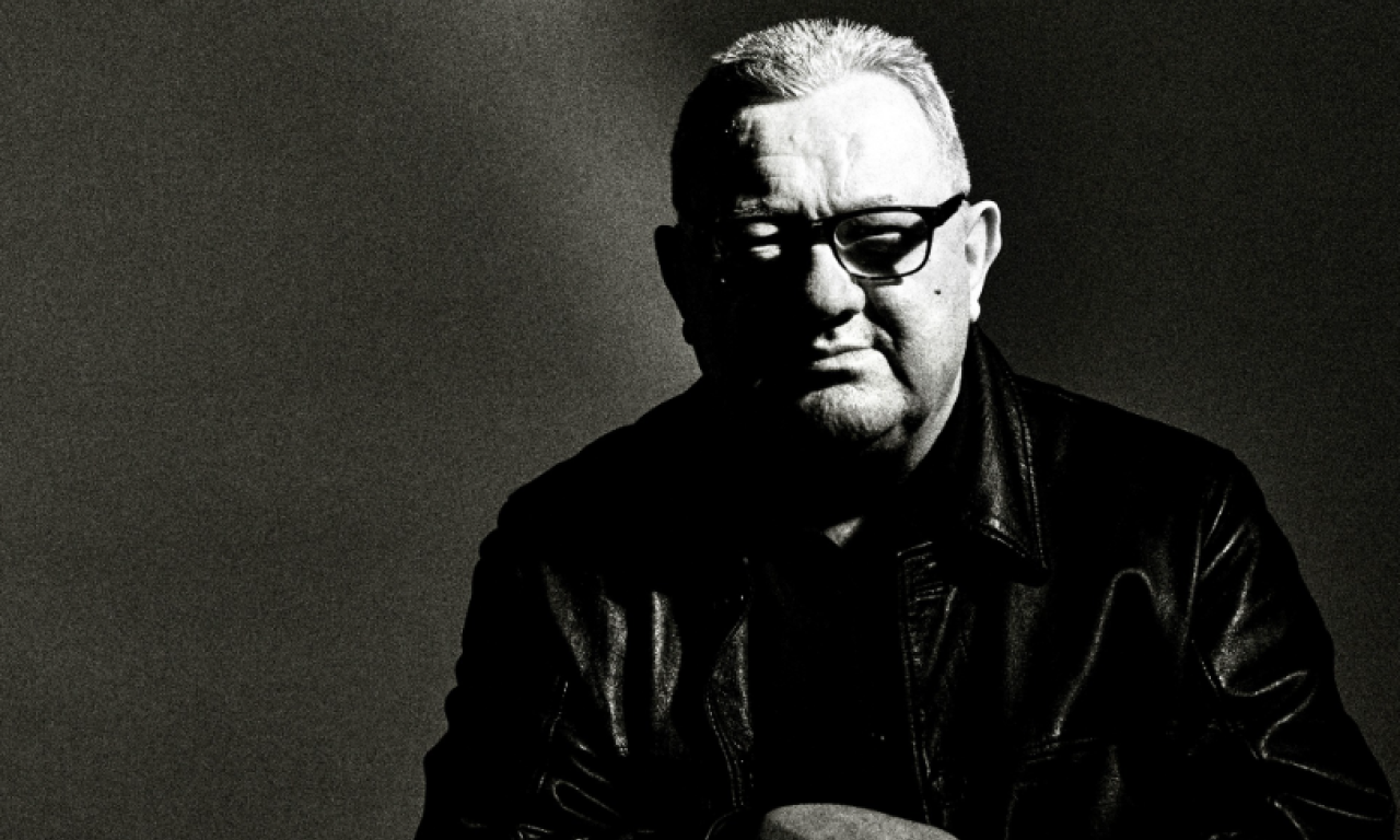 ČUVENI MUZIČAR PREMINUO U SNU Osnovao je legendarni bend čiju pesmu znaju milioni ljudi (VIDEO)